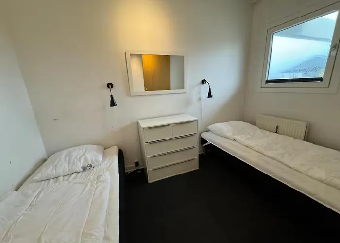 4 Personer - Henne האנה סטרנד